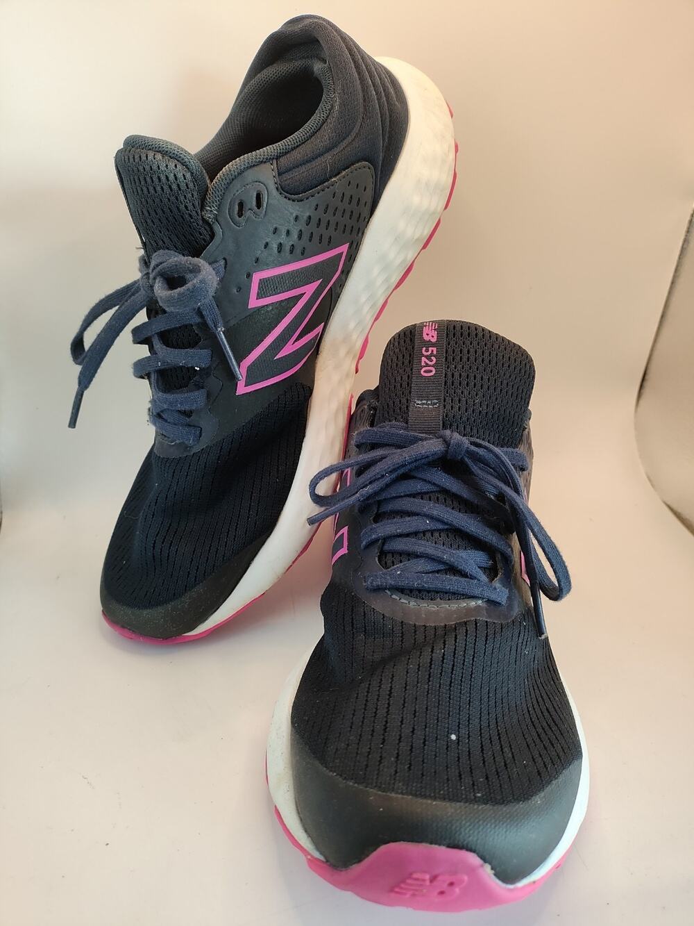 New Balance 520 Women's Black/Pink/White Low Top Lace-Up Mesh Sneakers Sz 11